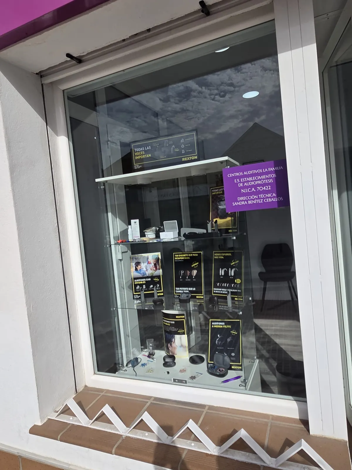 Shop window with hearing aids and accessories