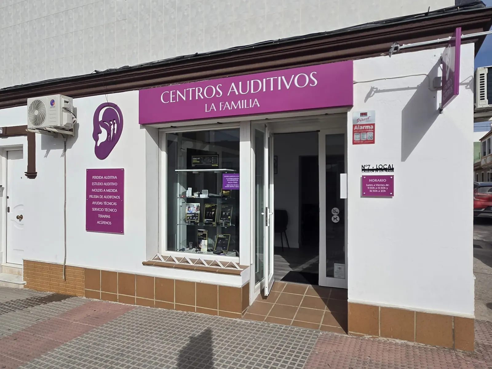 Front of Centros Auditivos La Familia