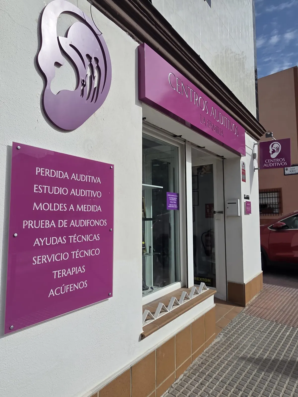 Front of Centros Auditivos La Familia with the logo and list of services